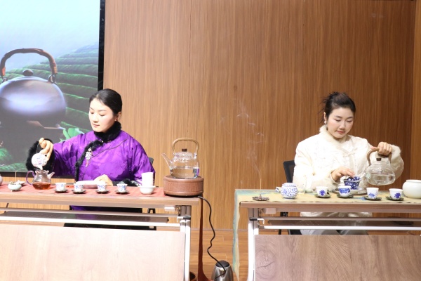 1768116915190335.jpg 茶艺表演.JPG